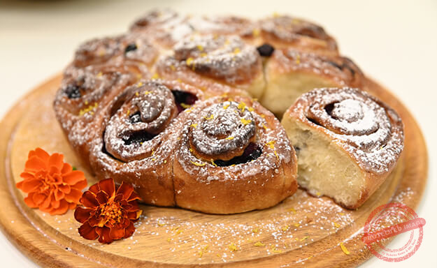 blueberry and lemon bun cake