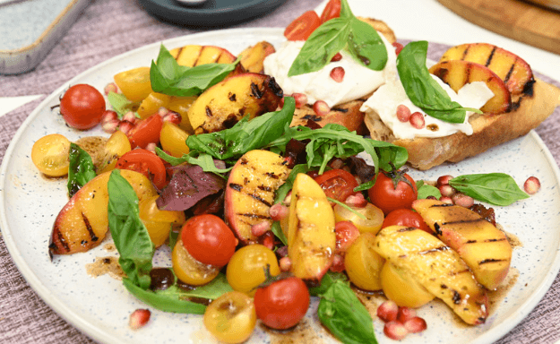 peach burrata salad