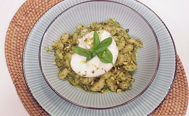 Gluten-free gnocchi with pistachio pesto and burrata - Aceline